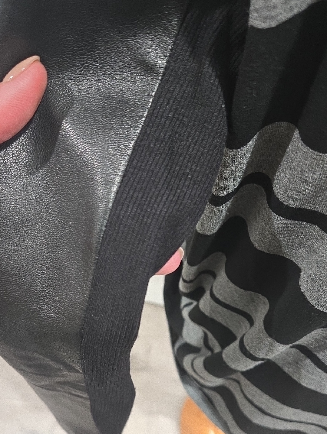 Women's Black And Gray Striped Long Sleeve Scoop Neck Top Small — image 4 of 4
